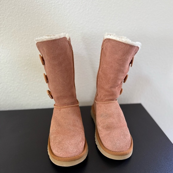 UGG Australia Brown Bailey Button Triplet II Suede Boots Women’s Size 6 - Picture 3 of 7
